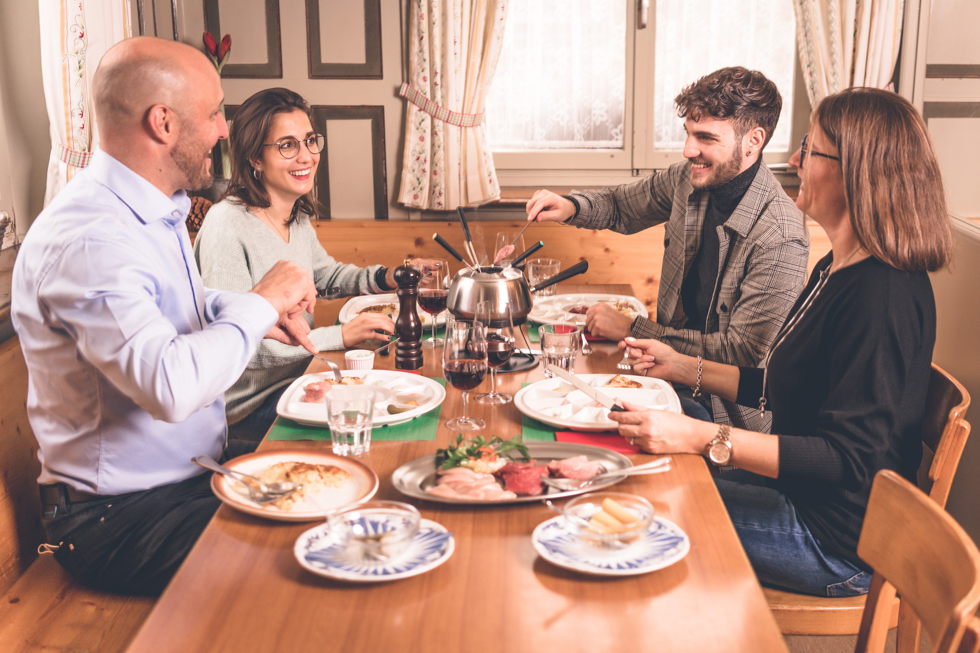 Restaurant Geeren – Gäste beim Fondue Chinoise